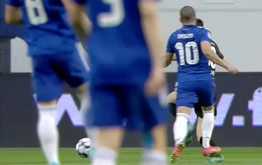 Fază incredibilă în Liga 1! Portarul de la UTA, călcat de Bauza, dar sancționat. Ionuț Badea i-a cerut arbitrului să revadă faza pe tabletă_6