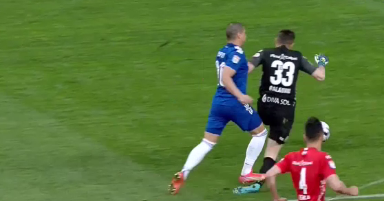 Fază incredibilă în Liga 1! Portarul de la UTA, călcat de Bauza, dar sancționat. Ionuț Badea i-a cerut arbitrului să revadă faza pe tabletă_7