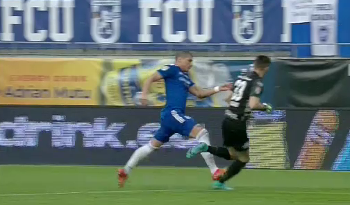 Fază incredibilă în Liga 1! Portarul de la UTA, călcat de Bauza, dar sancționat. Ionuț Badea i-a cerut arbitrului să revadă faza pe tabletă_8