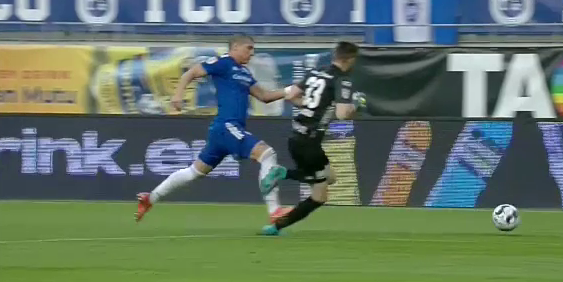Fază incredibilă în Liga 1! Portarul de la UTA, călcat de Bauza, dar sancționat. Ionuț Badea i-a cerut arbitrului să revadă faza pe tabletă_9