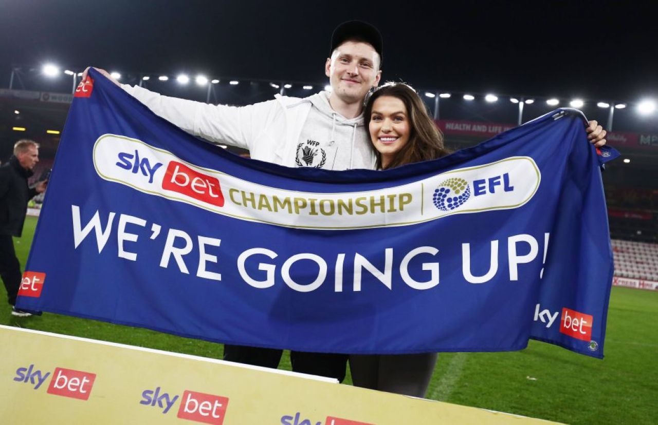 Minunile chiar există! Un fotbalist a anunțat că s-a vindecat de cancer în ziua în care a promovat în Premier League_1