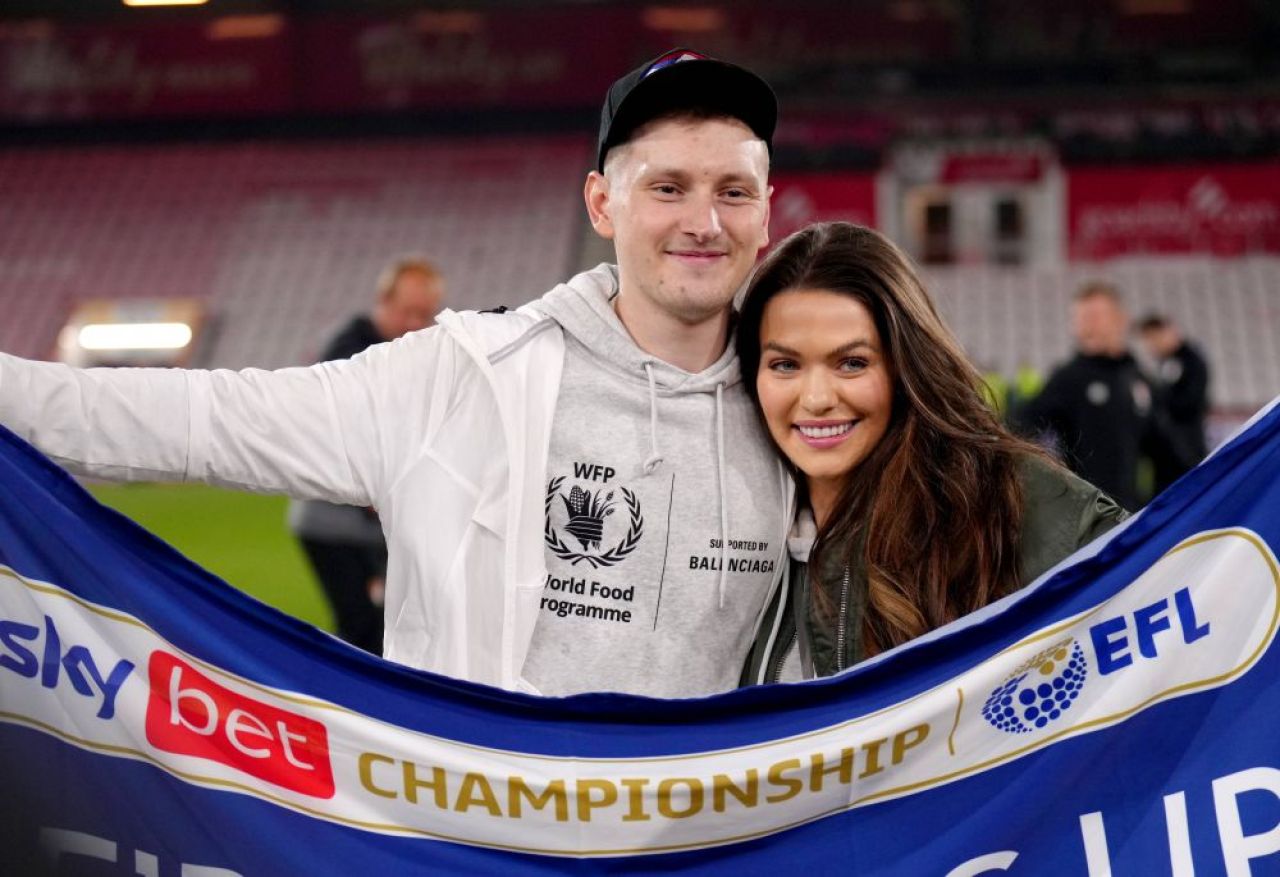 Minunile chiar există! Un fotbalist a anunțat că s-a vindecat de cancer în ziua în care a promovat în Premier League_2