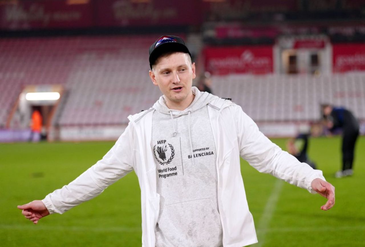 Minunile chiar există! Un fotbalist a anunțat că s-a vindecat de cancer în ziua în care a promovat în Premier League_10