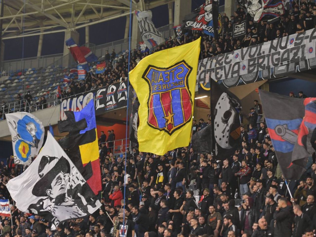Au detonat bomba! Ultrașii Stelei, coregrafie și show pirotehnic la meciul cu Universitatea Cluj_11