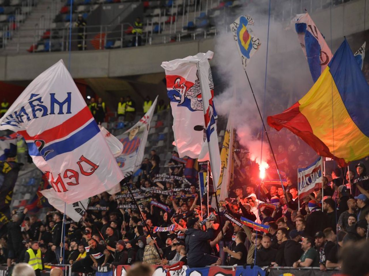 Au detonat bomba! Ultrașii Stelei, coregrafie și show pirotehnic la meciul cu Universitatea Cluj_12
