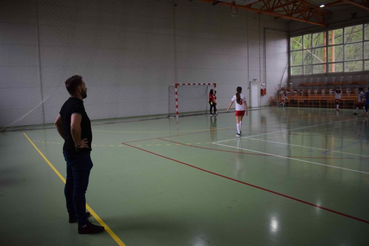 REPORTAJ | Dificultatea, obstacolul și lupta din periferia fotbalului feminin. Povestea sportivului care antrenează de la vârsta de 14 ani_1