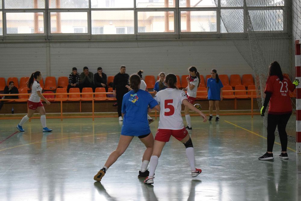 REPORTAJ | Dificultatea, obstacolul și lupta din periferia fotbalului feminin. Povestea sportivului care antrenează de la vârsta de 14 ani_7