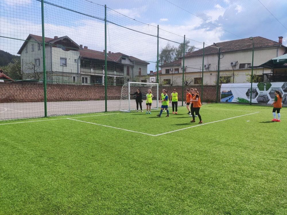 REPORTAJ | Dificultatea, obstacolul și lupta din periferia fotbalului feminin. Povestea sportivului care antrenează de la vârsta de 14 ani_17