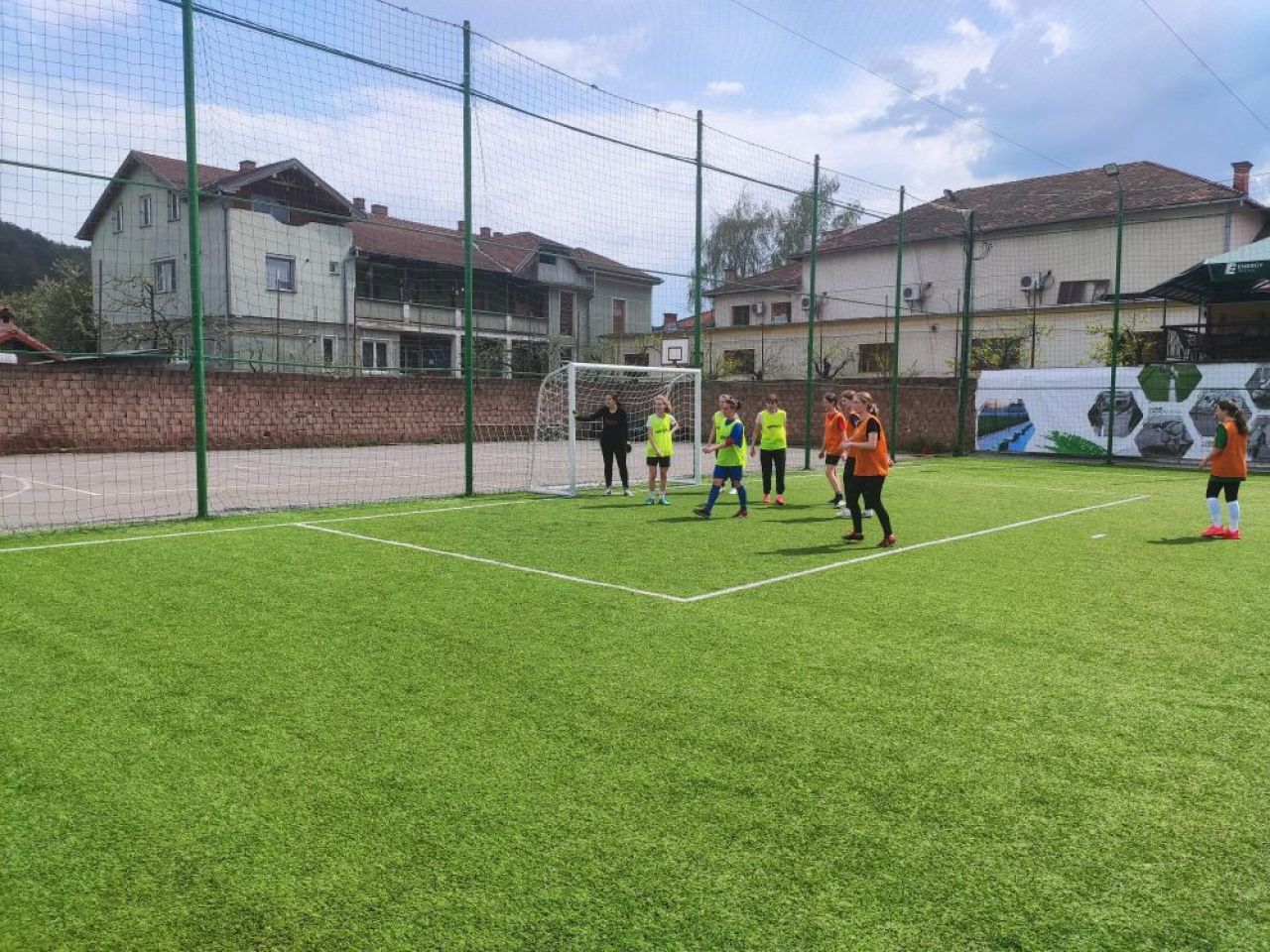 REPORTAJ | Dificultatea, obstacolul și lupta din periferia fotbalului feminin. Povestea sportivului care antrenează de la vârsta de 14 ani_17