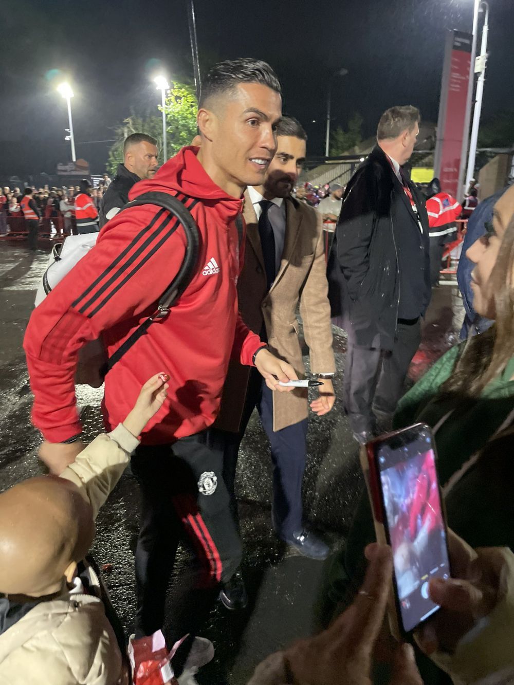 Gestul emoționant făcut de un băiețel bolnav de cancer după meciul United - Brentford: Ronaldo și Eriksen au fost impresionați _2