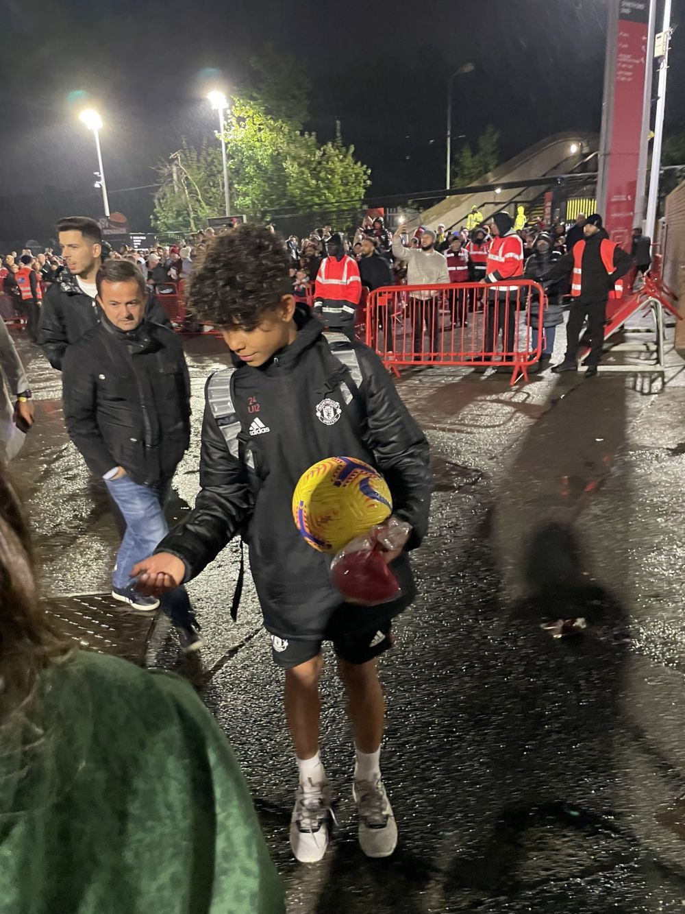 Gestul emoționant făcut de un băiețel bolnav de cancer după meciul United - Brentford: Ronaldo și Eriksen au fost impresionați _4