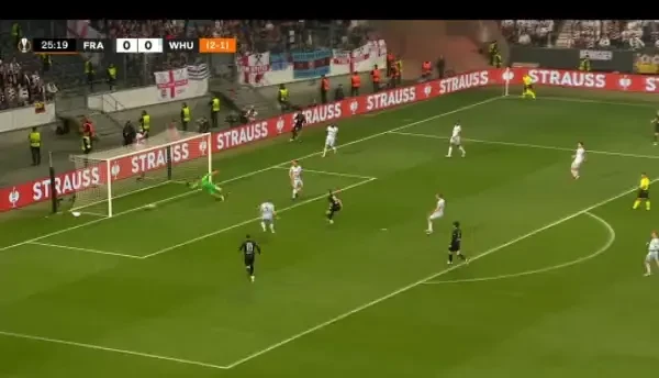 Eintracht Frankfurt - West Ham 1-0! Rafael Borre (Frankfurt) primeşte o pasă precisă în interiorul careului, de la Ansgar Knauff şi înscrie cu un şut precis în colţul din stânga al porţii