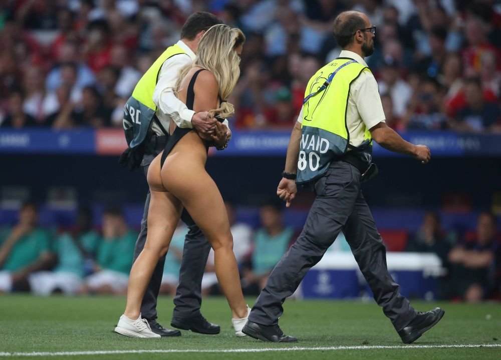 Kinsey Wolanski știe și cu fotbalul! Clipul cu care și-a înnebunit urmăritorii la trei ani după ce a pătruns aproape dezbrăcată pe teren la finala Champions League _20