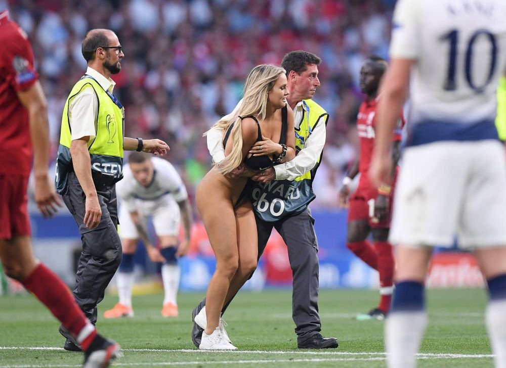 Kinsey Wolanski știe și cu fotbalul! Clipul cu care și-a înnebunit urmăritorii la trei ani după ce a pătruns aproape dezbrăcată pe teren la finala Champions League _21
