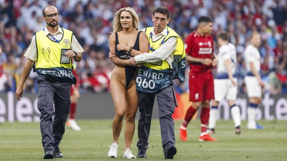 Kinsey Wolanski știe și cu fotbalul! Clipul cu care și-a înnebunit urmăritorii la trei ani după ce a pătruns aproape dezbrăcată pe teren la finala Champions League _24