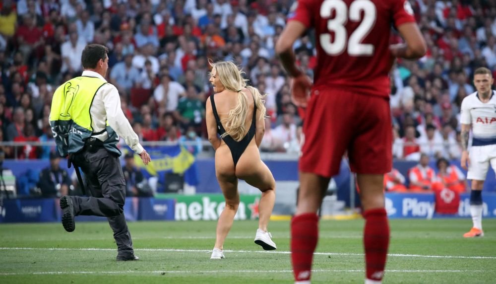 Kinsey Wolanski știe și cu fotbalul! Clipul cu care și-a înnebunit urmăritorii la trei ani după ce a pătruns aproape dezbrăcată pe teren la finala Champions League _25