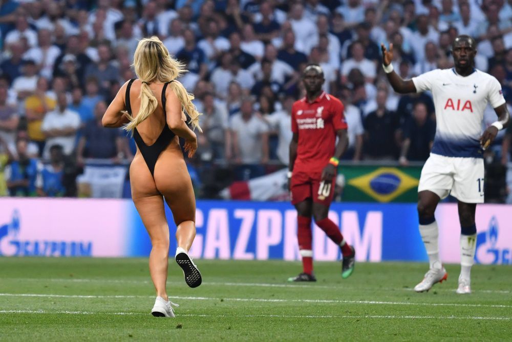 Kinsey Wolanski știe și cu fotbalul! Clipul cu care și-a înnebunit urmăritorii la trei ani după ce a pătruns aproape dezbrăcată pe teren la finala Champions League _26