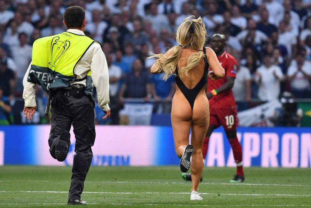 Kinsey Wolanski știe și cu fotbalul! Clipul cu care și-a înnebunit urmăritorii la trei ani după ce a pătruns aproape dezbrăcată pe teren la finala Champions League _27