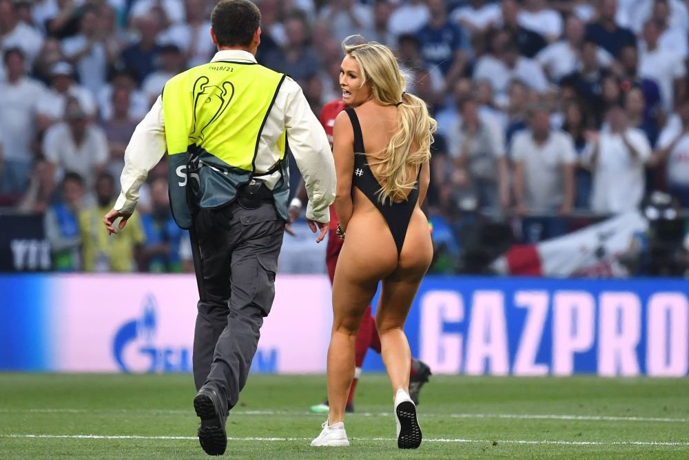 Kinsey Wolanski știe și cu fotbalul! Clipul cu care și-a înnebunit urmăritorii la trei ani după ce a pătruns aproape dezbrăcată pe teren la finala Champions League _28