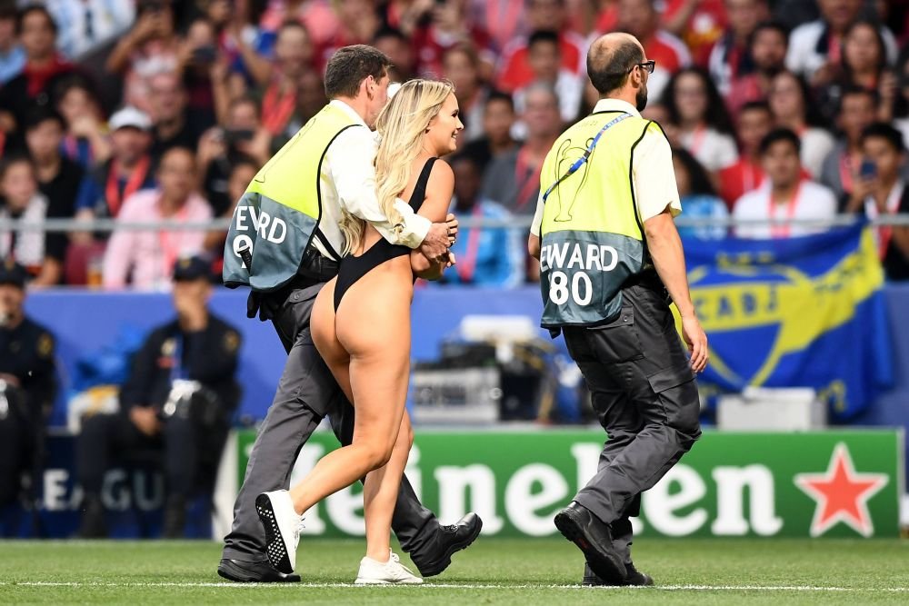 Kinsey Wolanski știe și cu fotbalul! Clipul cu care și-a înnebunit urmăritorii la trei ani după ce a pătruns aproape dezbrăcată pe teren la finala Champions League _30