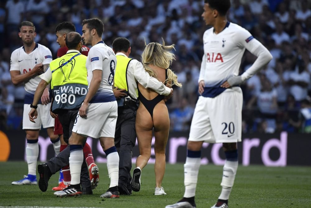 Kinsey Wolanski știe și cu fotbalul! Clipul cu care și-a înnebunit urmăritorii la trei ani după ce a pătruns aproape dezbrăcată pe teren la finala Champions League _32