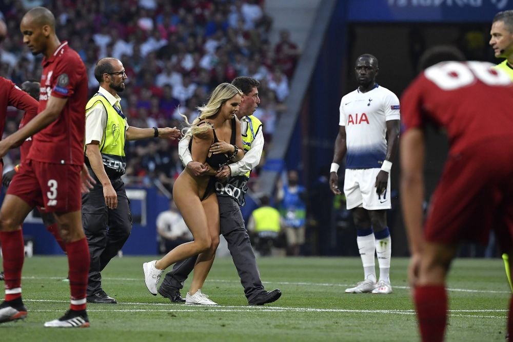 Kinsey Wolanski știe și cu fotbalul! Clipul cu care și-a înnebunit urmăritorii la trei ani după ce a pătruns aproape dezbrăcată pe teren la finala Champions League _33