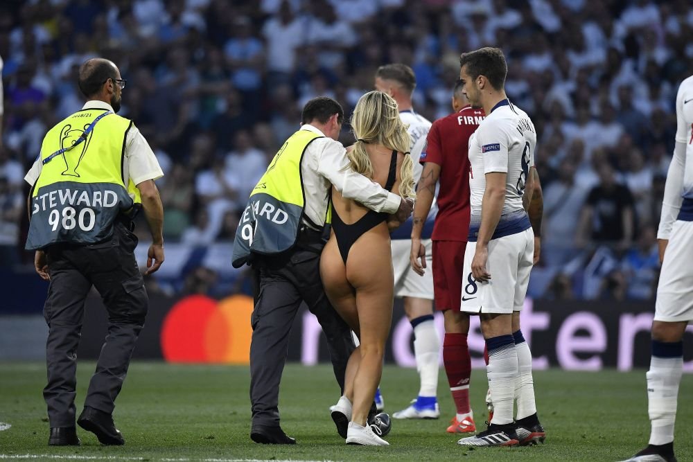 Kinsey Wolanski știe și cu fotbalul! Clipul cu care și-a înnebunit urmăritorii la trei ani după ce a pătruns aproape dezbrăcată pe teren la finala Champions League _34