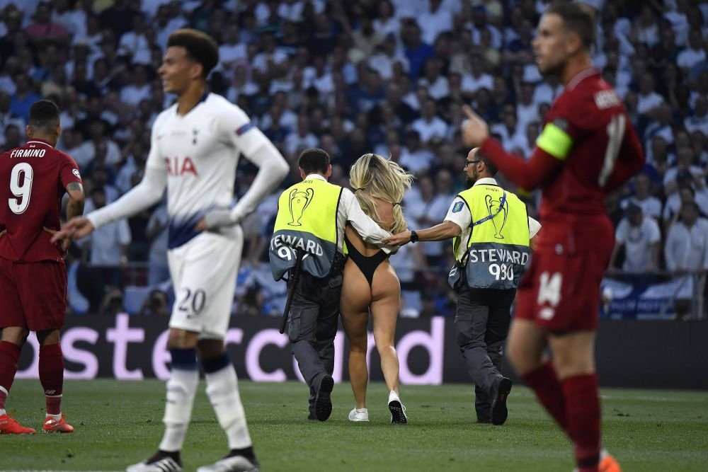 Kinsey Wolanski știe și cu fotbalul! Clipul cu care și-a înnebunit urmăritorii la trei ani după ce a pătruns aproape dezbrăcată pe teren la finala Champions League _36
