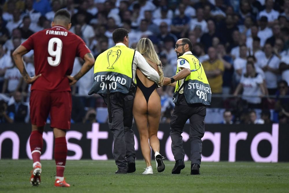 Kinsey Wolanski știe și cu fotbalul! Clipul cu care și-a înnebunit urmăritorii la trei ani după ce a pătruns aproape dezbrăcată pe teren la finala Champions League _37
