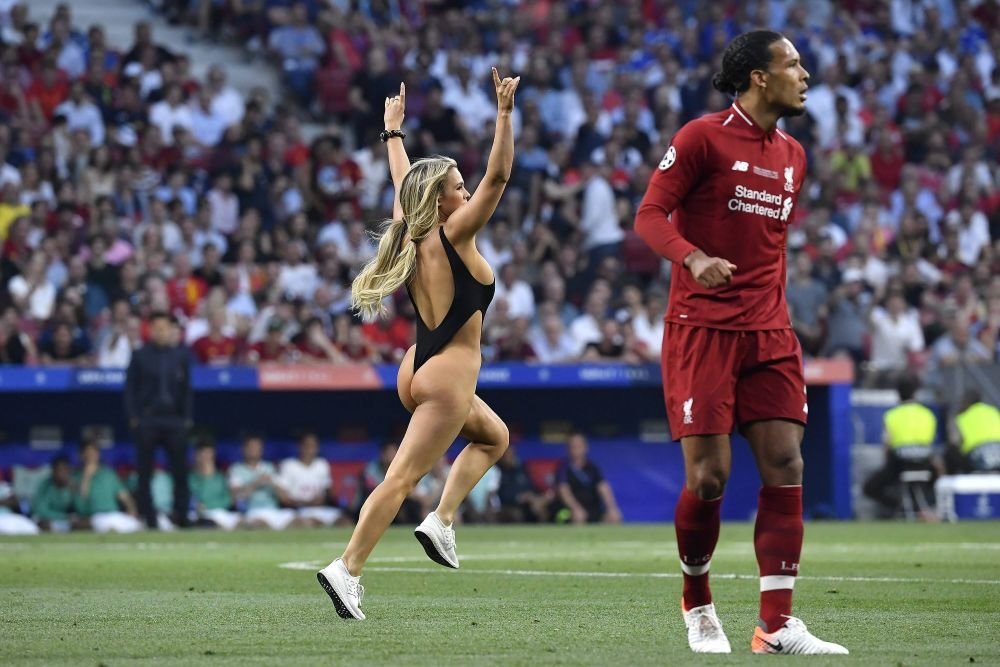 Kinsey Wolanski știe și cu fotbalul! Clipul cu care și-a înnebunit urmăritorii la trei ani după ce a pătruns aproape dezbrăcată pe teren la finala Champions League _41