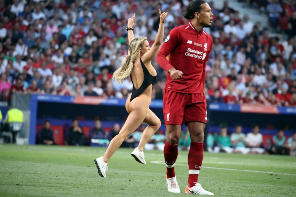 Kinsey Wolanski știe și cu fotbalul! Clipul cu care și-a înnebunit urmăritorii la trei ani după ce a pătruns aproape dezbrăcată pe teren la finala Champions League _42