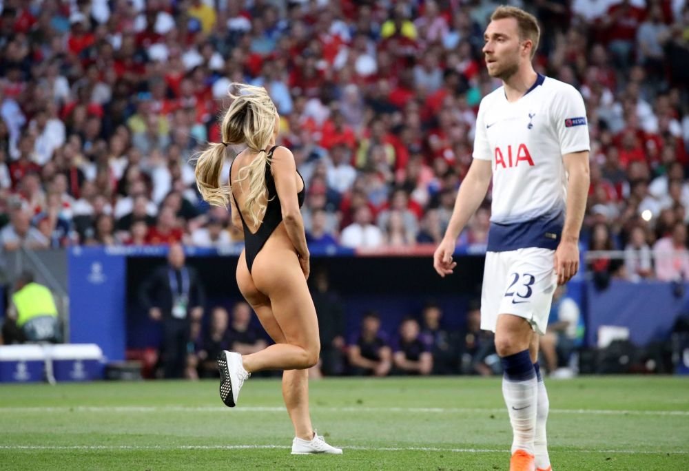 Kinsey Wolanski știe și cu fotbalul! Clipul cu care și-a înnebunit urmăritorii la trei ani după ce a pătruns aproape dezbrăcată pe teren la finala Champions League _43