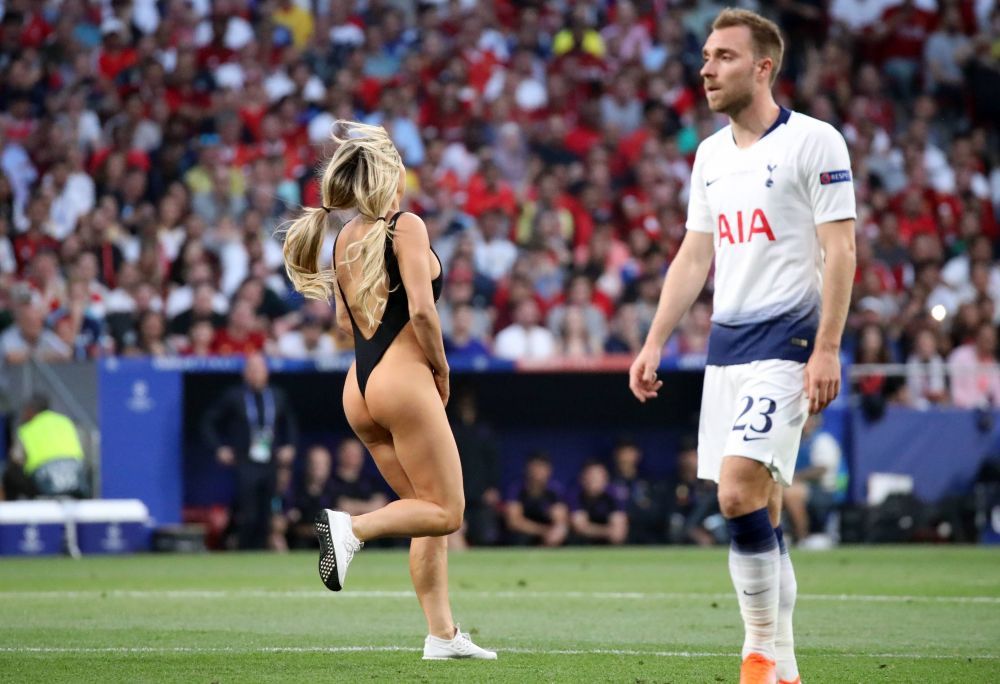 Kinsey Wolanski știe și cu fotbalul! Clipul cu care și-a înnebunit urmăritorii la trei ani după ce a pătruns aproape dezbrăcată pe teren la finala Champions League _43