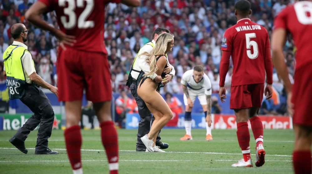 Kinsey Wolanski știe și cu fotbalul! Clipul cu care și-a înnebunit urmăritorii la trei ani după ce a pătruns aproape dezbrăcată pe teren la finala Champions League _44