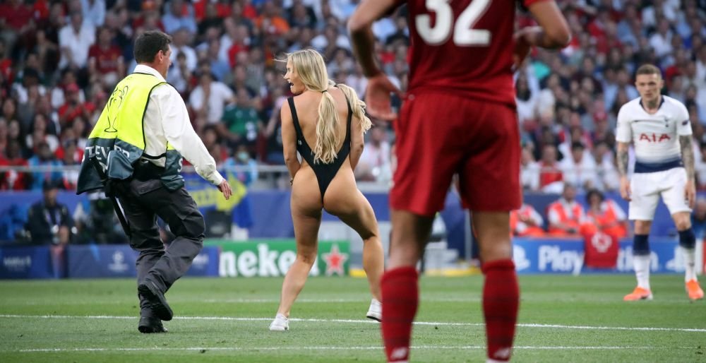 Kinsey Wolanski știe și cu fotbalul! Clipul cu care și-a înnebunit urmăritorii la trei ani după ce a pătruns aproape dezbrăcată pe teren la finala Champions League _45