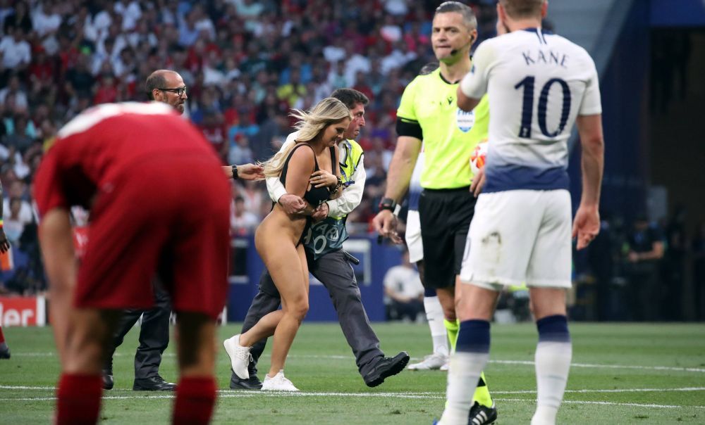 Kinsey Wolanski știe și cu fotbalul! Clipul cu care și-a înnebunit urmăritorii la trei ani după ce a pătruns aproape dezbrăcată pe teren la finala Champions League _46