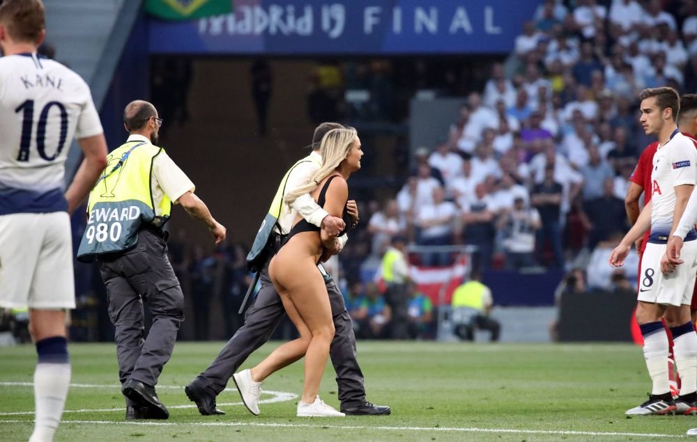 Kinsey Wolanski știe și cu fotbalul! Clipul cu care și-a înnebunit urmăritorii la trei ani după ce a pătruns aproape dezbrăcată pe teren la finala Champions League _47