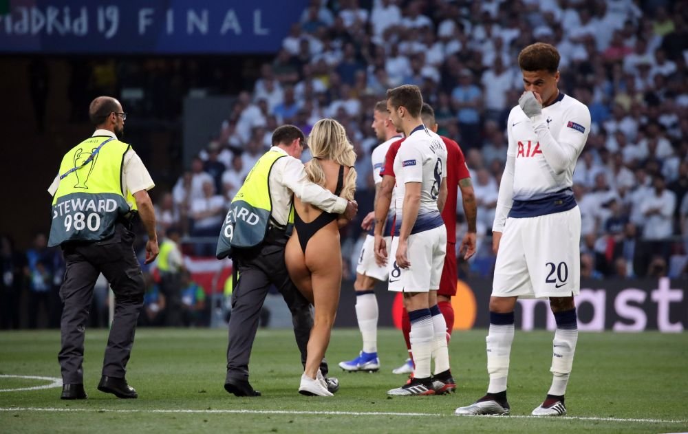 Kinsey Wolanski știe și cu fotbalul! Clipul cu care și-a înnebunit urmăritorii la trei ani după ce a pătruns aproape dezbrăcată pe teren la finala Champions League _48