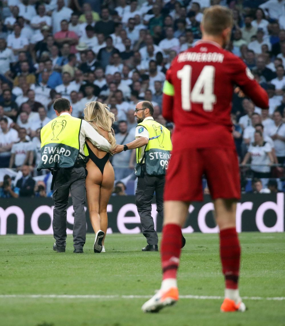 Kinsey Wolanski știe și cu fotbalul! Clipul cu care și-a înnebunit urmăritorii la trei ani după ce a pătruns aproape dezbrăcată pe teren la finala Champions League _49
