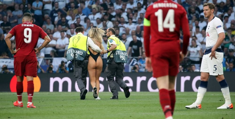 Kinsey Wolanski știe și cu fotbalul! Clipul cu care și-a înnebunit urmăritorii la trei ani după ce a pătruns aproape dezbrăcată pe teren la finala Champions League _50
