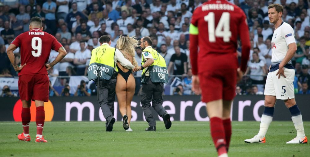 Kinsey Wolanski știe și cu fotbalul! Clipul cu care și-a înnebunit urmăritorii la trei ani după ce a pătruns aproape dezbrăcată pe teren la finala Champions League _50