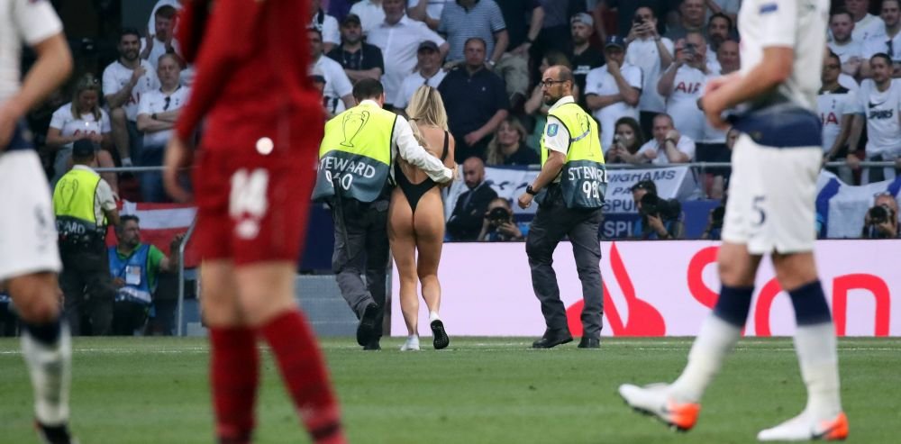 Kinsey Wolanski știe și cu fotbalul! Clipul cu care și-a înnebunit urmăritorii la trei ani după ce a pătruns aproape dezbrăcată pe teren la finala Champions League _51