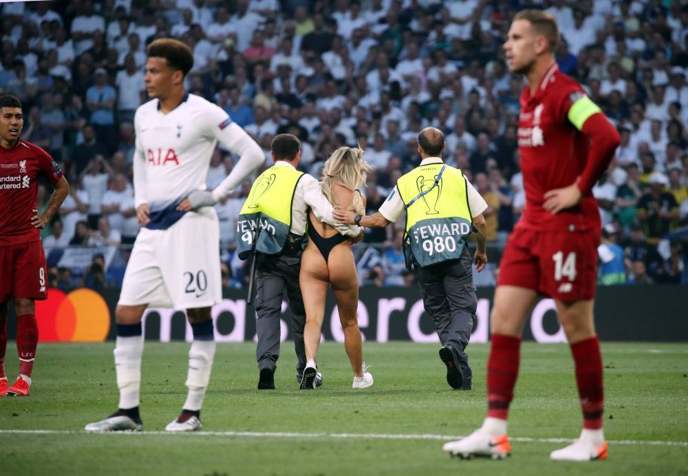 Kinsey Wolanski știe și cu fotbalul! Clipul cu care și-a înnebunit urmăritorii la trei ani după ce a pătruns aproape dezbrăcată pe teren la finala Champions League _52