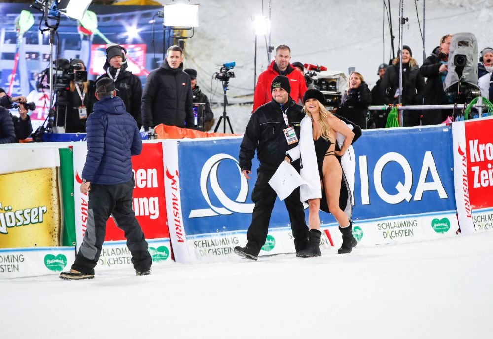 Kinsey Wolanski știe și cu fotbalul! Clipul cu care și-a înnebunit urmăritorii la trei ani după ce a pătruns aproape dezbrăcată pe teren la finala Champions League _54