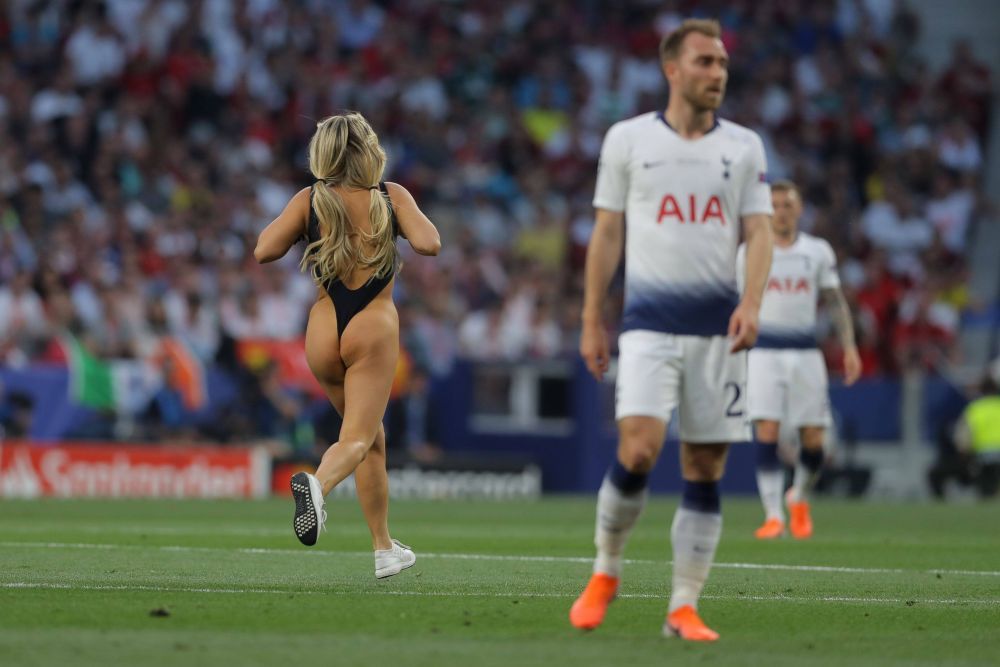 Kinsey Wolanski știe și cu fotbalul! Clipul cu care și-a înnebunit urmăritorii la trei ani după ce a pătruns aproape dezbrăcată pe teren la finala Champions League _57