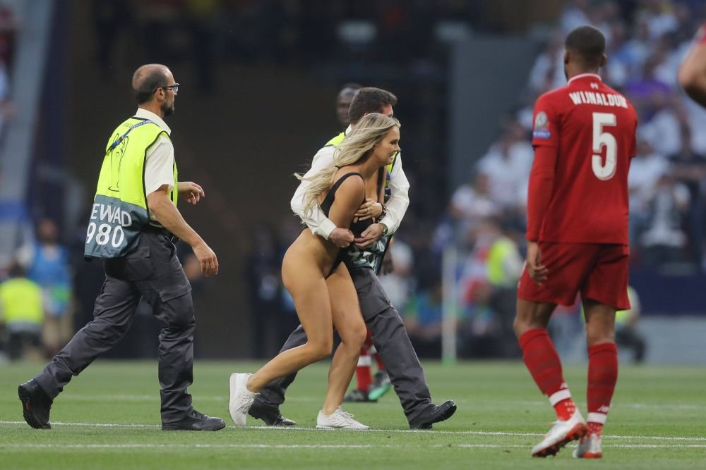 Kinsey Wolanski știe și cu fotbalul! Clipul cu care și-a înnebunit urmăritorii la trei ani după ce a pătruns aproape dezbrăcată pe teren la finala Champions League _58