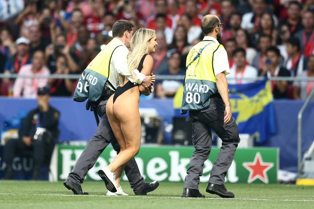Kinsey Wolanski știe și cu fotbalul! Clipul cu care și-a înnebunit urmăritorii la trei ani după ce a pătruns aproape dezbrăcată pe teren la finala Champions League _59