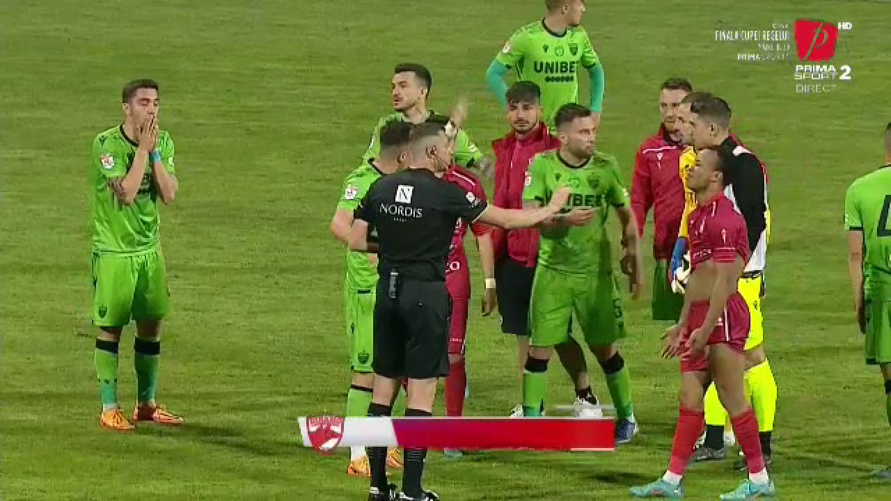 Pierdere importantă la Dinamo pentru baraj! A văzut cartonaș roșu după ultimul fluier_5