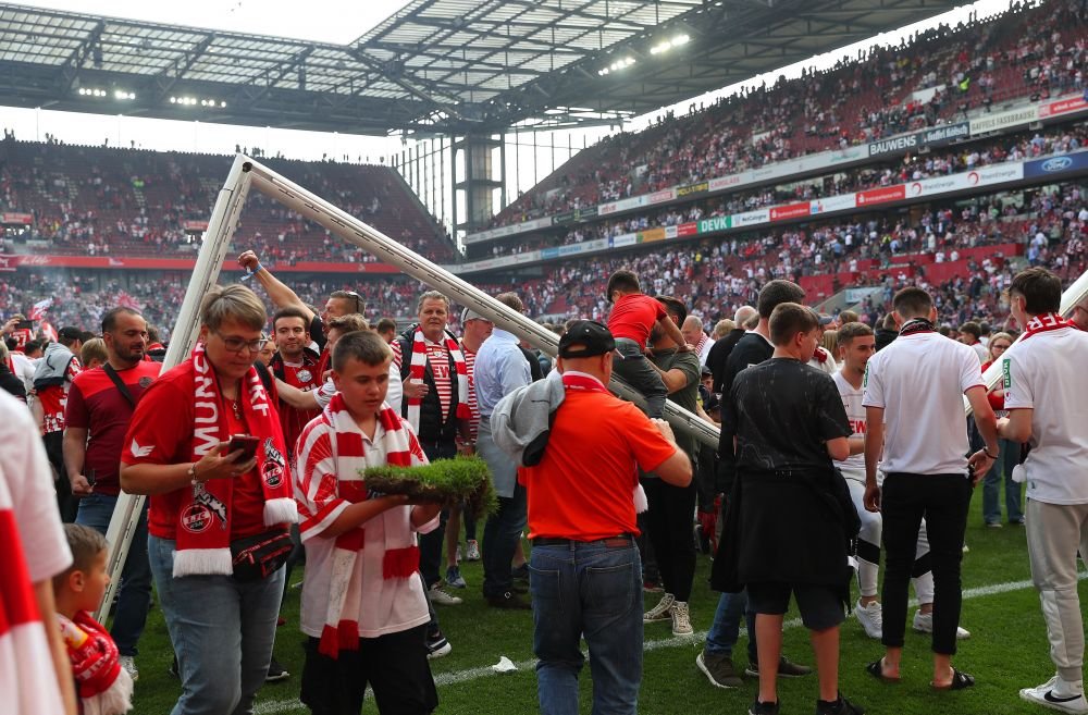 Fanii unei echipe din Bundesliga, sărbătoare pentru calificarea în Conference League! Au luat bucăți din gazon și din plasele porților_3