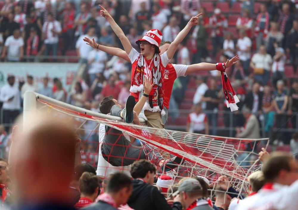Fanii unei echipe din Bundesliga, sărbătoare pentru calificarea în Conference League! Au luat bucăți din gazon și din plasele porților_5